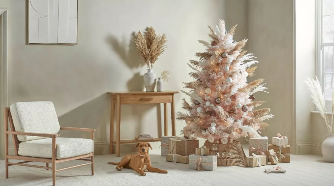 热点趋势|搜索量飙升160%！人造圣诞树玩出新花样，半棵树、粉色树走红TikTok