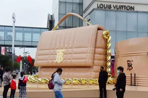 尴尬了，Burberry