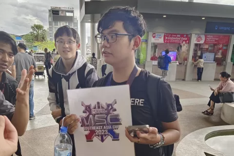在柬埔寨因中国游戏欢呼的人们