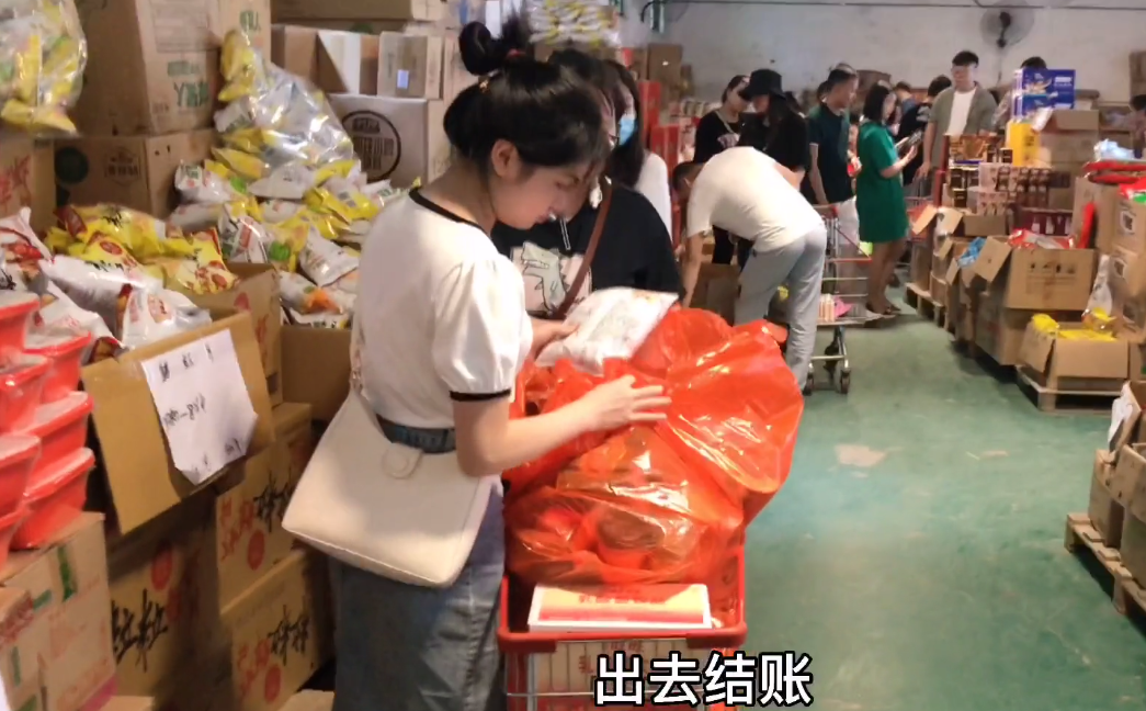 一天只卖两小时，年收入超1500万！“白菜价”的临期食品太赚钱了！