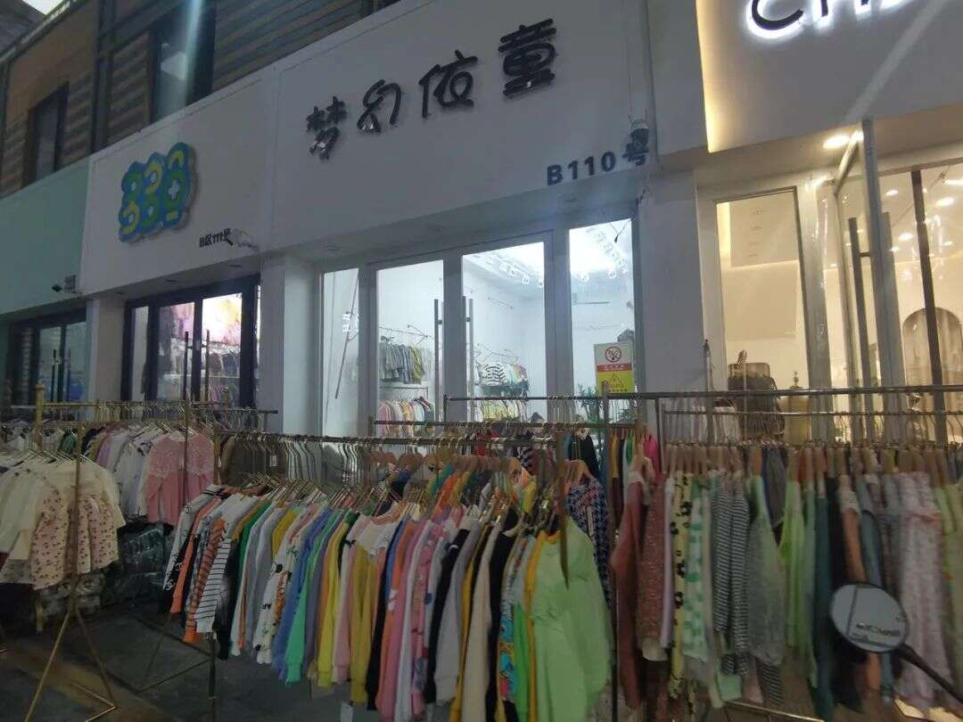 700亿魔幻新生意：直播唯快不破少人知，库存甩到东南亚受欢迎