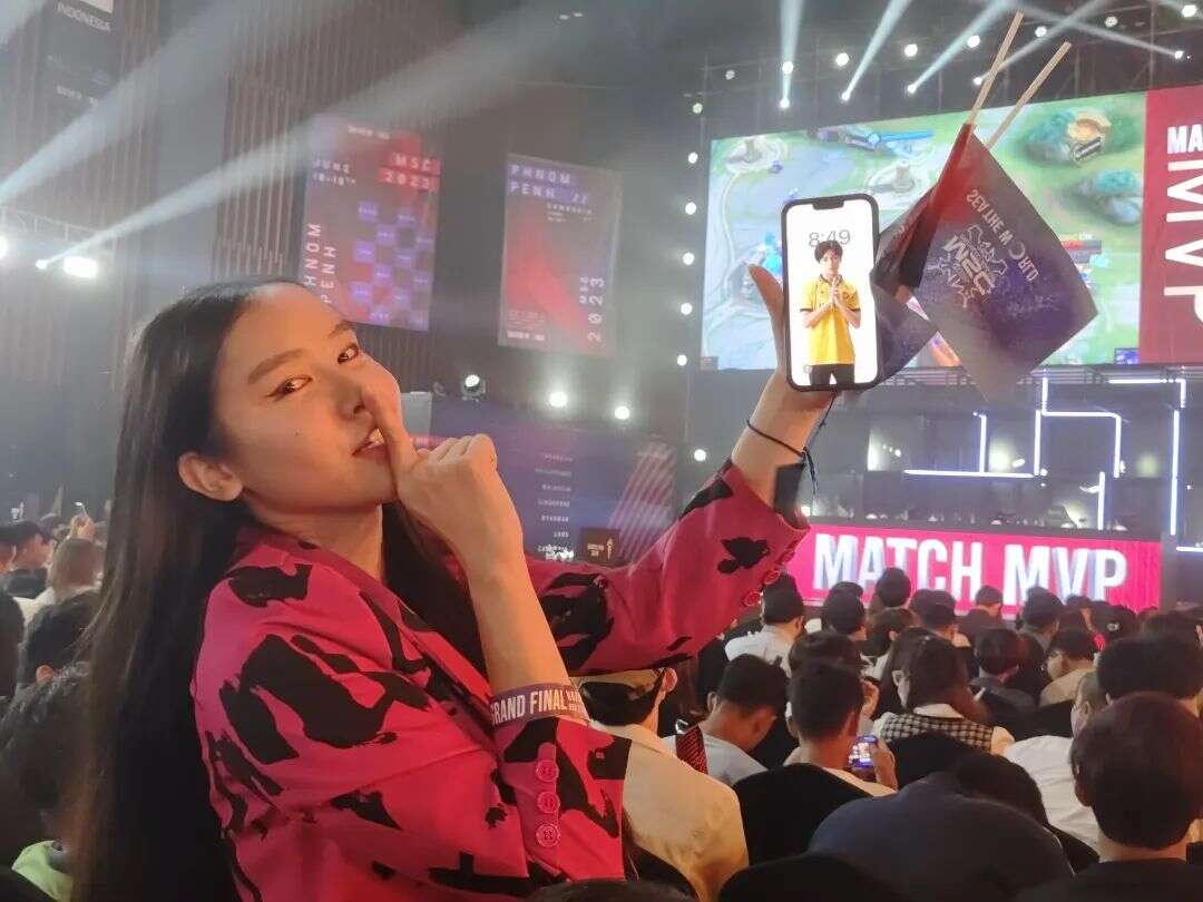 在柬埔寨因中国游戏欢呼的人们