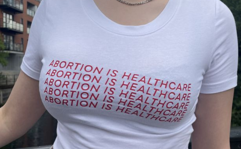 在TikTok卖“女权T恤”月入10万，这对夫妻火了！