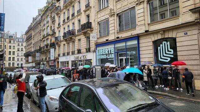 《鱿鱼游戏》热度席卷全球，卖货、卖游戏的都跟着发了？