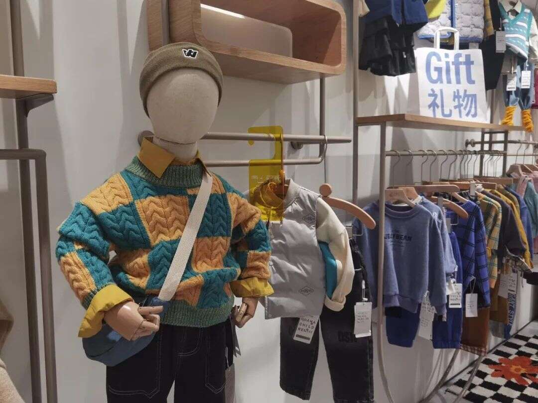 700亿魔幻新生意：直播唯快不破少人知，库存甩到东南亚受欢迎