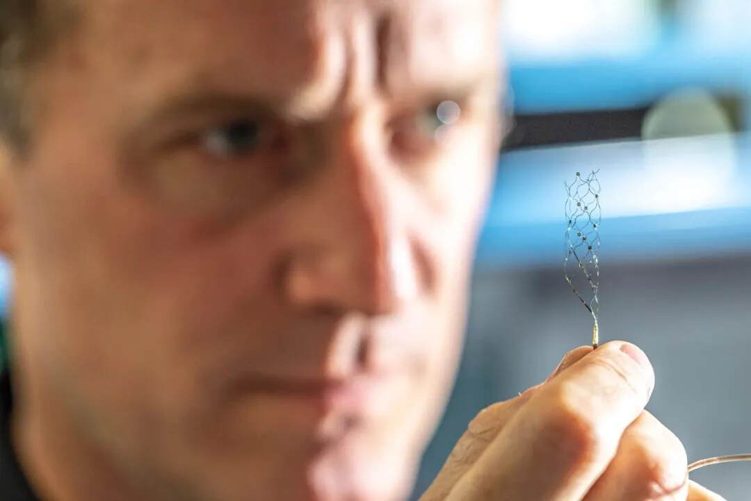 让患者用意念打游戏，除了马斯克Neuralink，他们也能做到