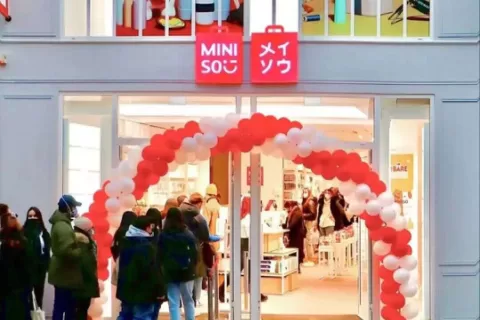 “10元店”出国价格翻8倍、3个月狂赚9.9亿，这个品牌凭什么迎来第二春？