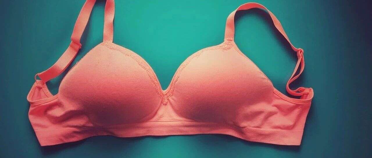 胸贴、塑型衣热卖！TikTok掀起“无胸罩”女权运动潮