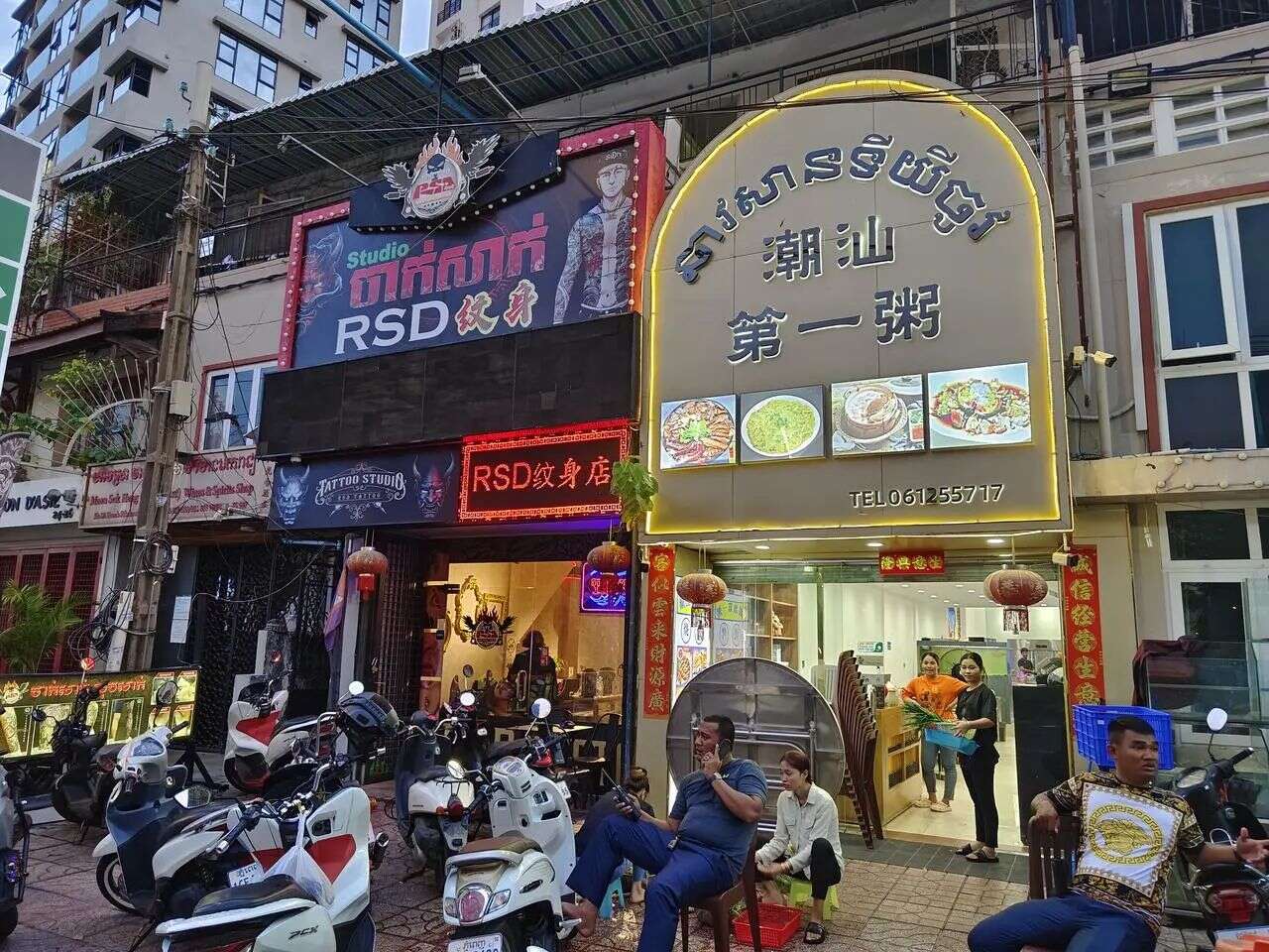 在柬埔寨因中国游戏欢呼的人们