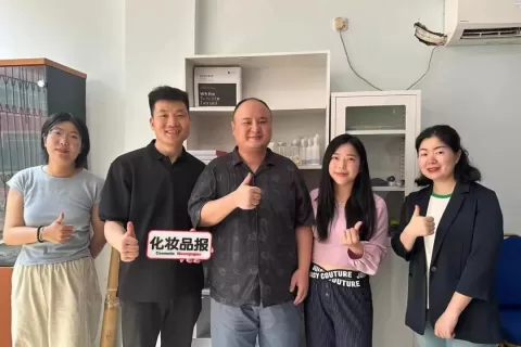 在印尼淘金，“得先躺到泥浆中打几个滚”