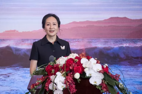 迎接孟晚舟的，是一个千疮百孔但依然迎风翱翔的华为