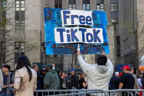 特朗普出手挽救TikTok，究竟为了什么？