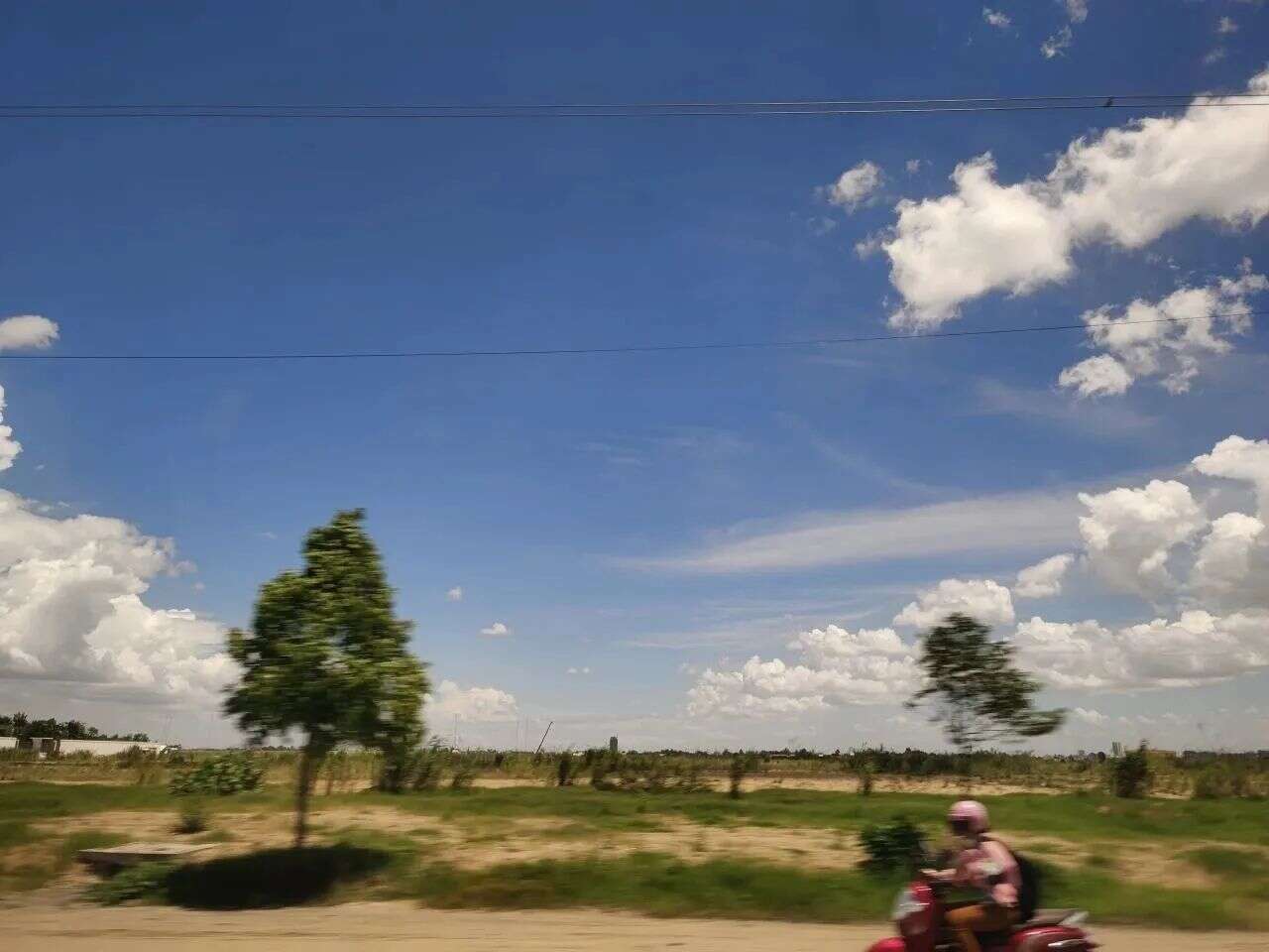 在柬埔寨因中国游戏欢呼的人们