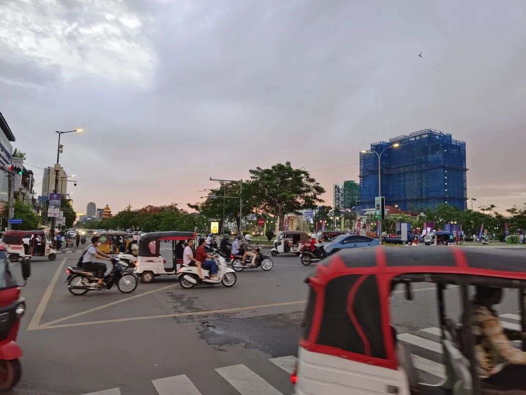 在柬埔寨因中国游戏欢呼的人们