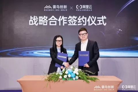 雷鸟有了阿里量身定制的通义模型，AI眼镜大战开始结盟了