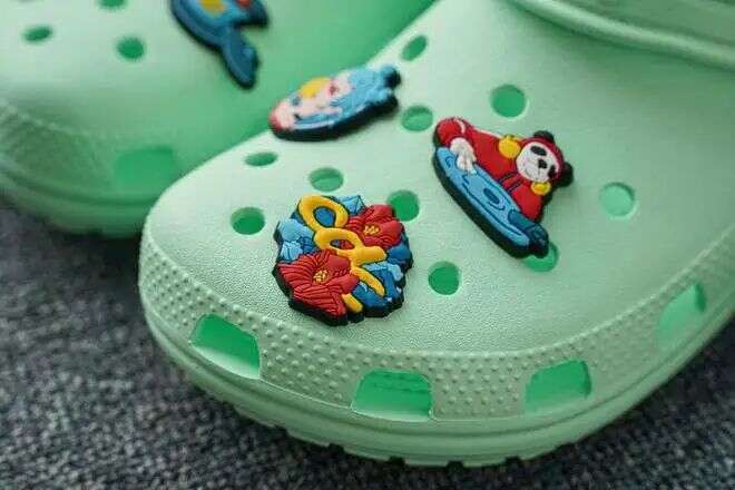 1年卖出1亿双，洞洞鞋品牌Crocs强势回归