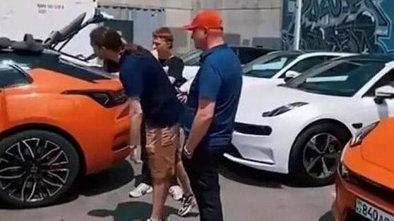 倒卖中国新能源汽车，到中亚、俄罗斯去，一台能赚5-10万