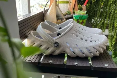 1年卖出1亿双，洞洞鞋品牌Crocs强势回归