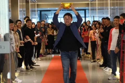 中国“霸总”出海后，好莱坞有点急了