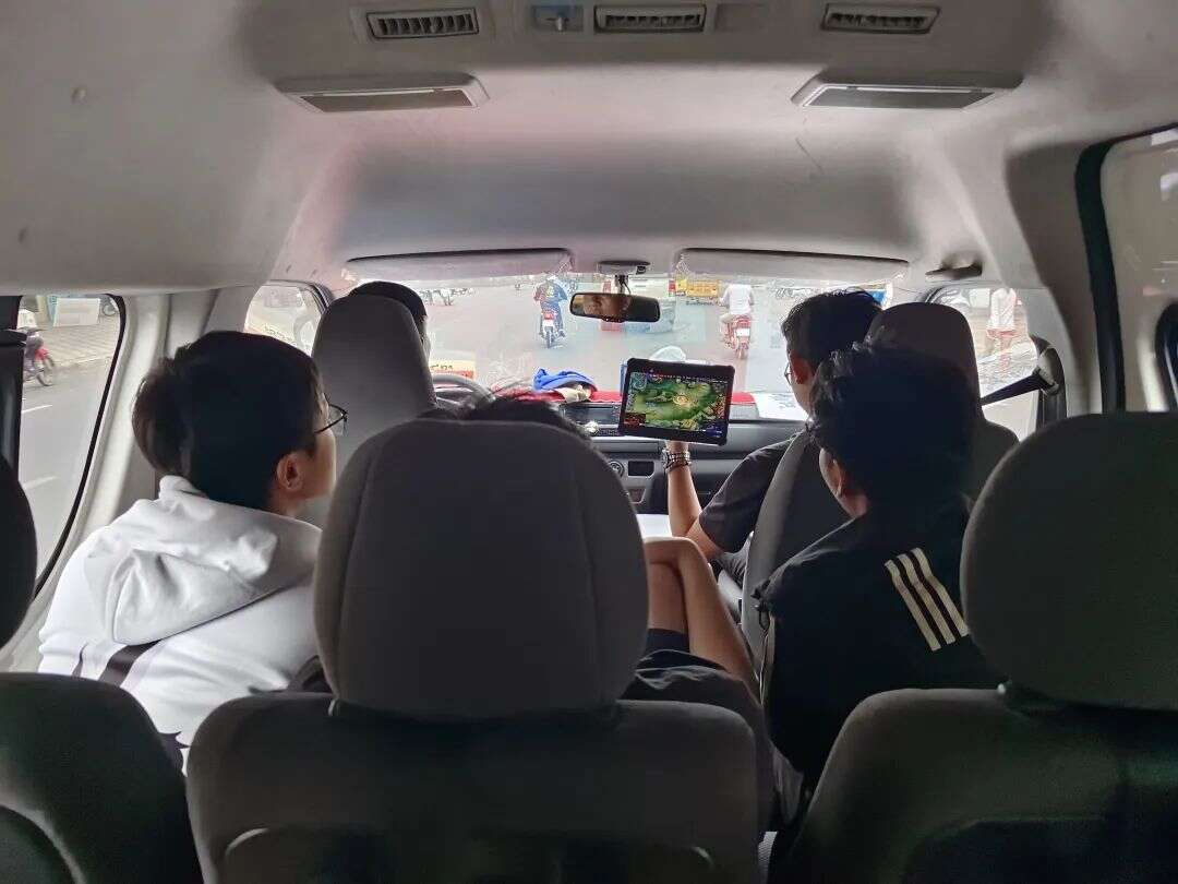 在柬埔寨因中国游戏欢呼的人们