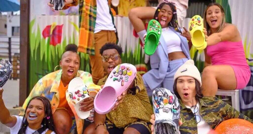 1年卖出1亿双，洞洞鞋品牌Crocs强势回归