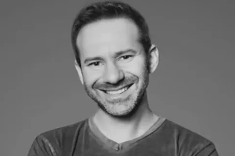 “色情界扎克伯格”拉万千女孩“下海”的OnlyFans创始人去世了！年仅43岁，留下47亿资产