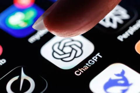 OpenAI无限期搁置ChatGPT成人模式，AI拟人化陷伦理困境